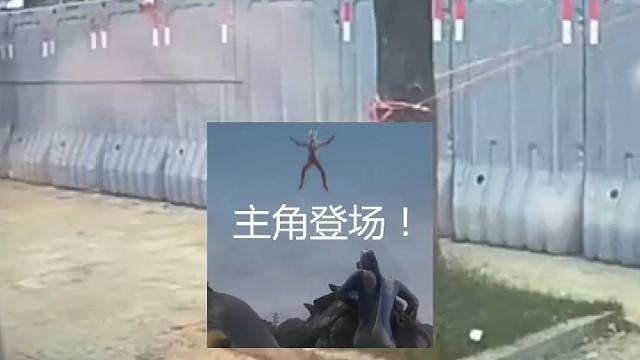 男子骑平衡车低头玩手机，撞上用于固定水马的绳子，网友：吓人啊！不敢随便看手机走路了