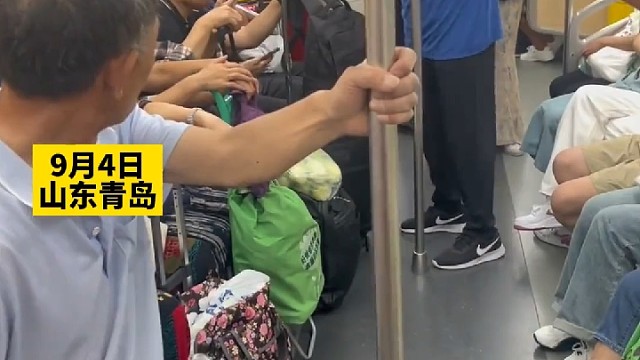 网传地铁上大爷和大妈疑因占座引发争吵，随后素不相识小伙走来掌掴大爷