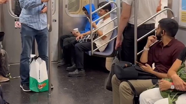 这算行为艺术嘛，“社交牛b分子”上地铁，不打扰别人就好