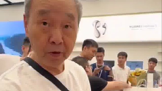 81岁爷爷排队取华为新机，其家中已收藏华为手机近200部