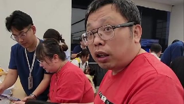 市民高先生夫妇预订了两台华为Mate60Pro手机。现在就用。