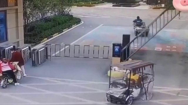 右边撞开了左边也要对称！