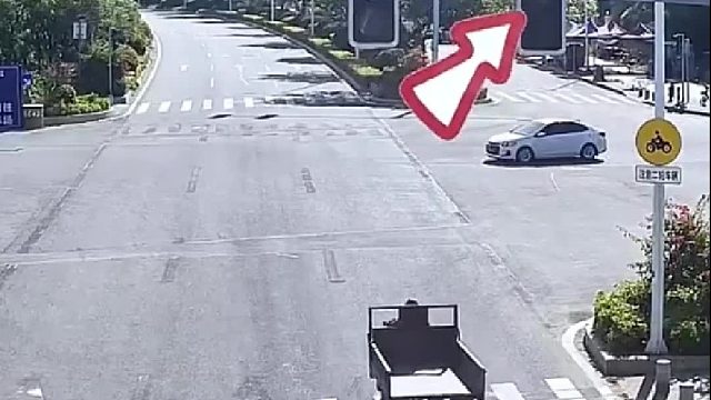 三轮车闯红灯后起火！