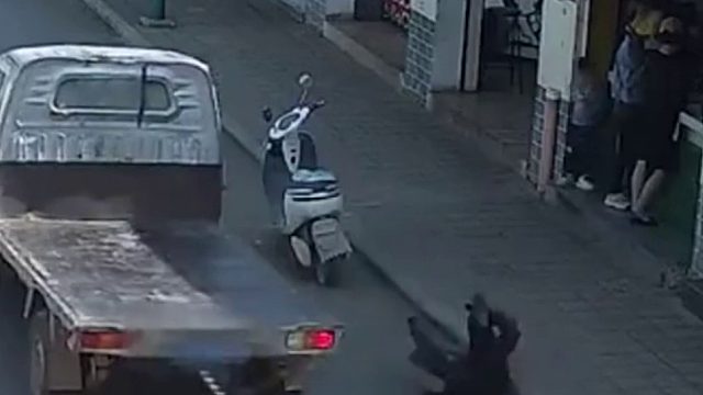 货车违法搭载车上人员被甩下车！