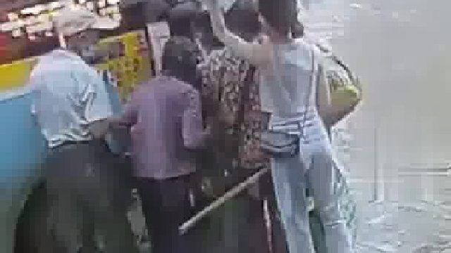 女孩为所有人撑起了上车伞，却没有一个人和女孩说一声谢谢