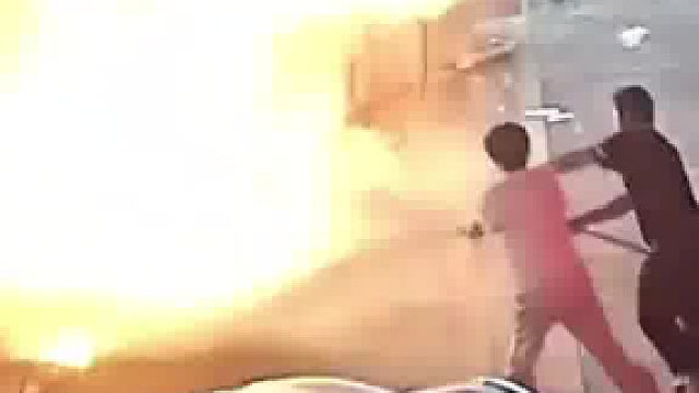 还没加完油，小车就启动驶离，下一秒拉倒加油机，发生悲剧。所幸第一时间他们冲上来了