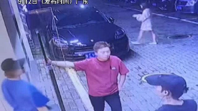 女子出门记错车误开他人车门，刚打开车门发现不对，三人在一旁看呆