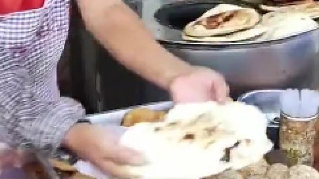 女子买到发苦的烧饼找商家理论，没想到对方态度嚣张直接把饼扔地上，你怎么看呢？~1