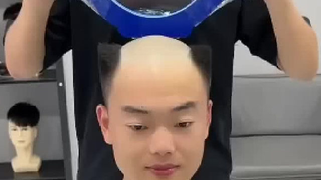 为了试假发，把自己剃成地中海