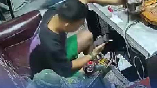 男子边看手机边放水壶，不料下一秒…
