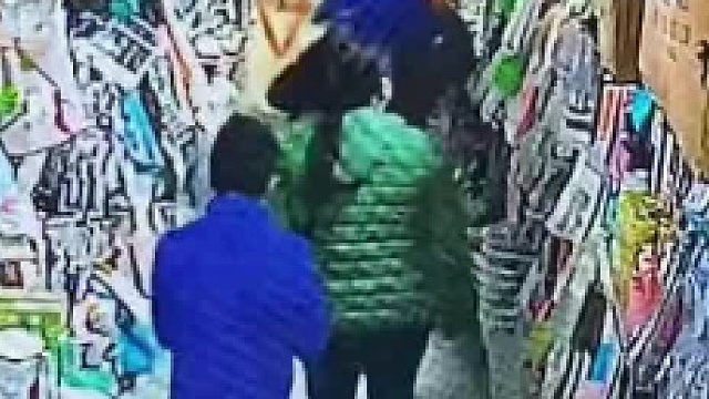 男孩骑爸爸肩膀逛超市 哪料头朝下摔落地面