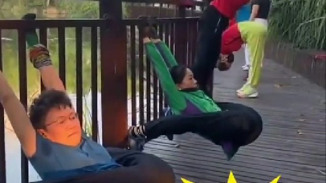 大哥大姐的身体柔韧度惊呆路人！