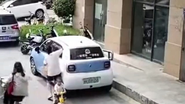 小区18楼外墙石块脱落，女子及时抱娃逃离躲过一劫！