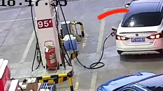 驾驶员未拔油枪驶离加油站 ，导致加油机被拉倒产生火情，幸好工作人员反应迅速，30秒内扑灭明火