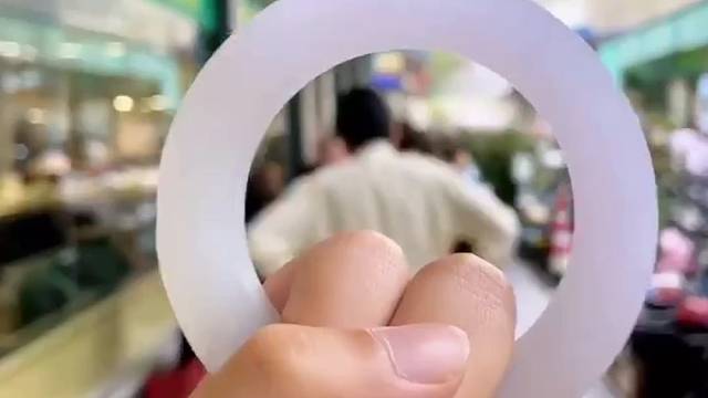 原来子孙满堂还有这个好处？这只翡翠手镯你觉得怎样？