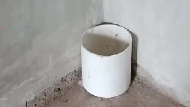 角落有水管怎么铺瓷砖