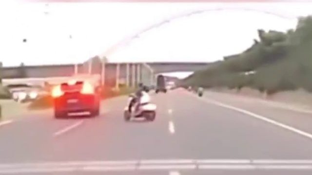 司机车横穿马路吓得小轿车360度旋转！