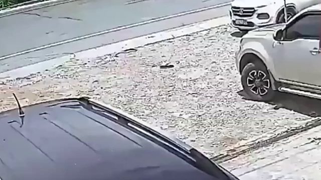 转弯不要和直行车辆抢行，更不要和大型车辆抢行！