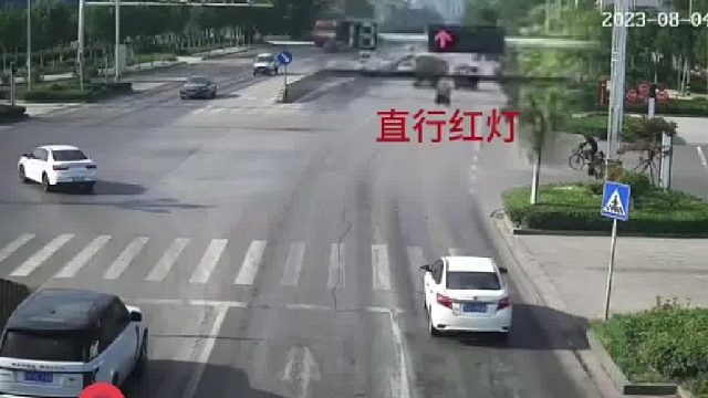 又是闯出来的车毁人伤！