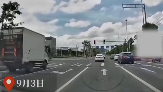 前车超车连变两条车道，后画让行一次后不肯再让！
