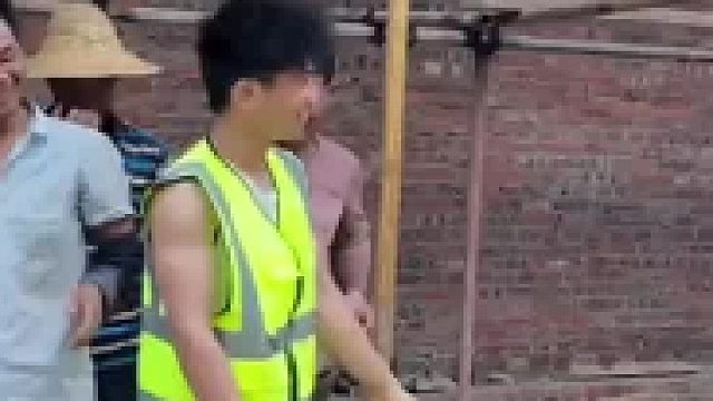 下班之后为工友们表演才艺，这波操作值得大家一个赞么