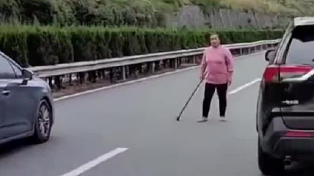 高速上大妈突然窜出拦车，车辆被逼停造成严重堵车