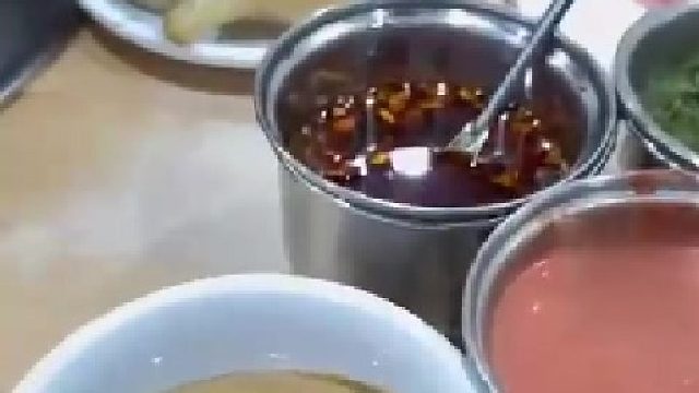 女子乘机前随便找了餐馆就餐