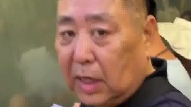 女子乘坐百龙天梯，让东北大哥帮忙拍视频，网友：没有一个东北人能拒绝一声大哥