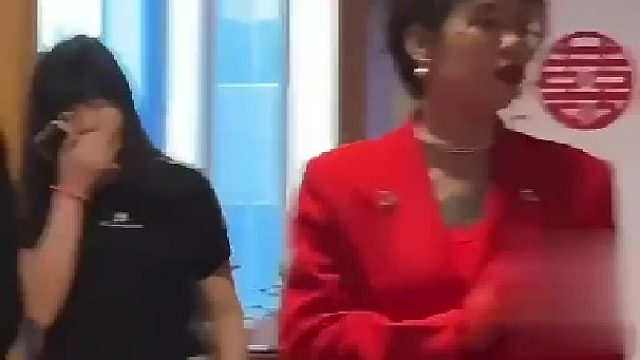 女子穿妈妈26年前穿的婚服出嫁...