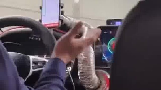 女子打车上班 司机师傅自豪秀自己的发明！