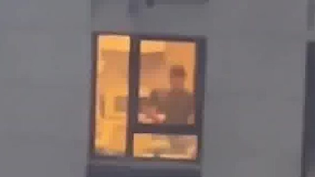 女子发现对面楼3层同时做饭，全都是男生下厨掌勺：“男人会做饭，竞争对手少一半！