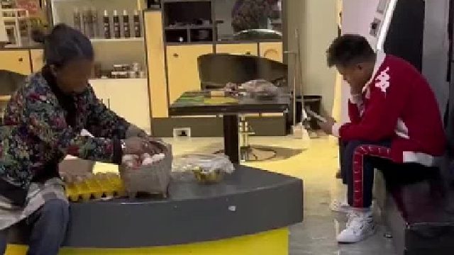 女子刚从老人这买一篮土鸡蛋...