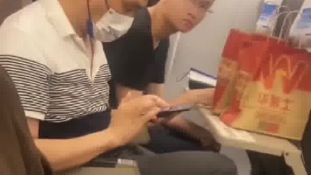 女子高铁遇一小伙帮忙拿行李请他吃东西....