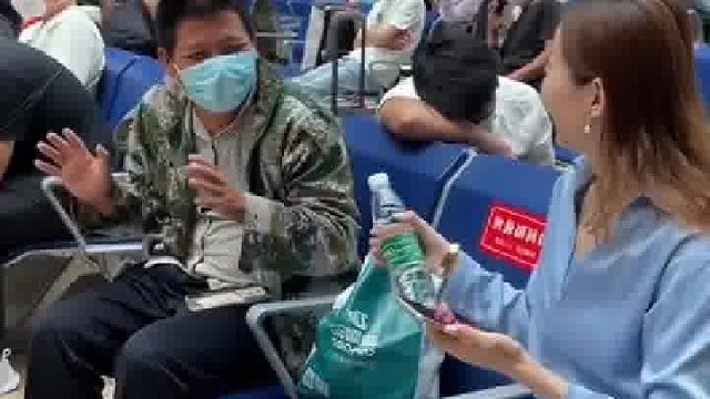 女子高铁站帮一位父亲查儿子高考成绩.....