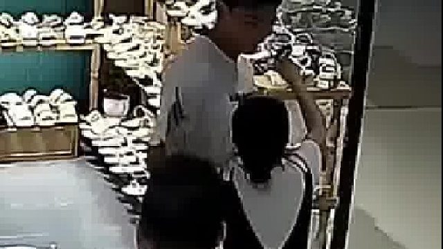 女子逛商场不小心认错老公