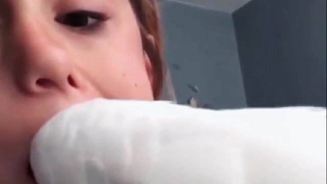 小女孩换牙期牙齿怎么都掉不下来，于是小鹦鹉决定帮她一把