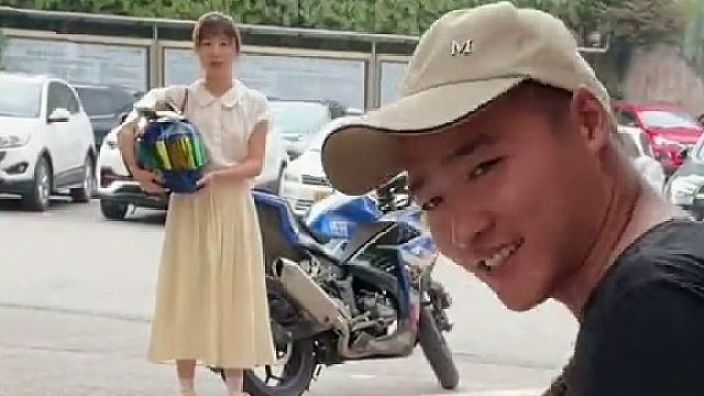 女子捡到钱包，失主给女子封了800块的红包！