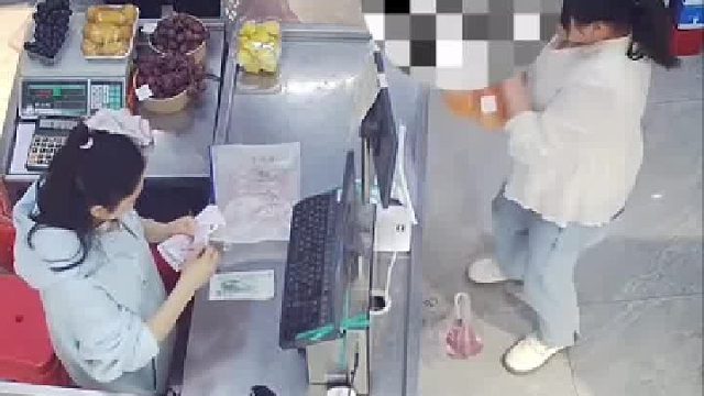 女子结账时把肉藏在脚下 被店员发现后装作不知情