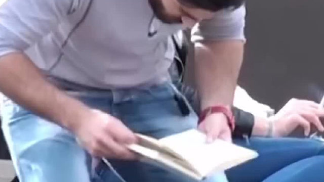 陌生人靠近这女孩感到幸福