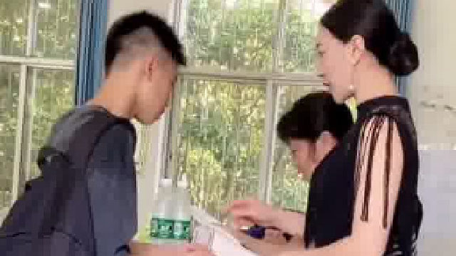 88年母亲送儿子上高中，妈妈身材高挑，颜值高，气质佳，吸引众多家长，老师的注意