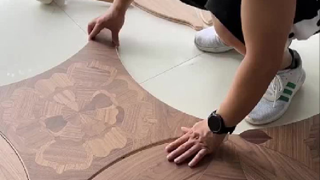 好看舒适治愈的家_黑胡桃异形地板铺装效果