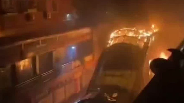 步行街扶梯突发大火，母女俩在家里连接消防栓，通过窗户浇水救火，网友平民英雄！