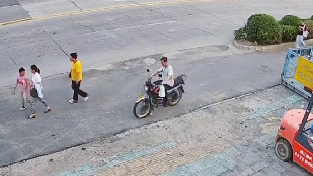 这是睁着眼骑车的吗？