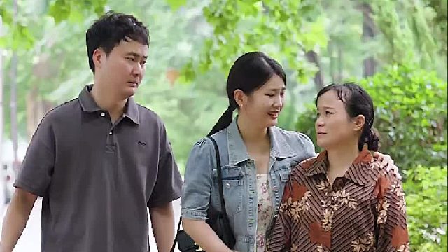 儿子嫌妈是农村人不肯和亲妈相认，一旁儿媳的做法太感人了