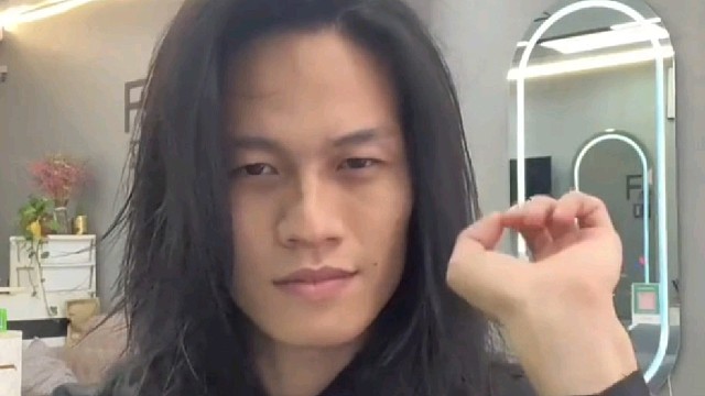 这发型放在非主流时代也是相当炸裂的存在