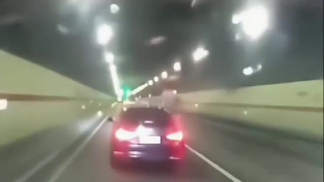 男子快车道开40时速，交警提醒男子直接把车踩停了。