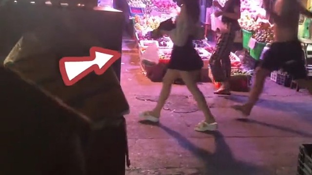 四川一男子路边搭讪女孩，路边摊主毫不犹豫出手制止。