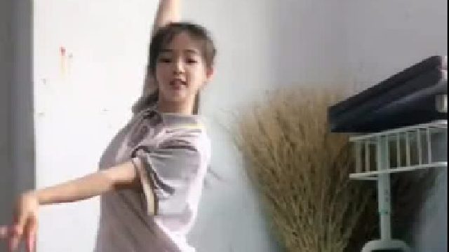 当你衣装得体我欣赏的就是单纯的舞蹈