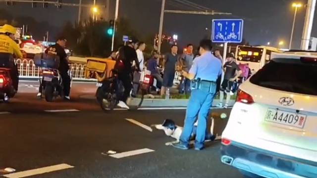 外卖骑手工作途中被小车别车，与之理论时遭对方喷辣椒水