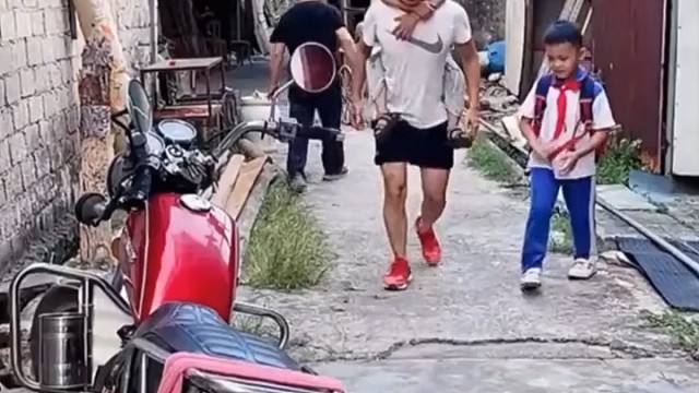 这动作很熟练，看样子经常这样